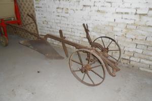 Aratro antico a ruote
