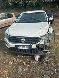 Auto t- roc anno 2020/1.6 diesel incidentata