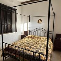 Letto a baldacchino matrimoniale.