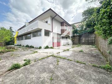 Immobile di 485 m² con 2 locali a Trieste