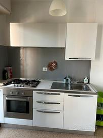 Cucina completa con elettrodomestici
