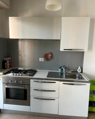 Cucina completa con elettrodomestici