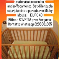 lettino in legno completo di materasso e lenzuola 