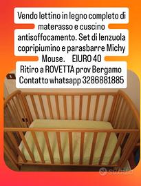 lettino in legno completo di materasso e lenzuola 