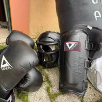 Sacco da box con attrezzatura da Kickboxing