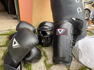 Sacco da box con attrezzatura da Kickboxing