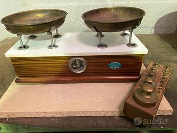 Bilancia antica con pesi completi