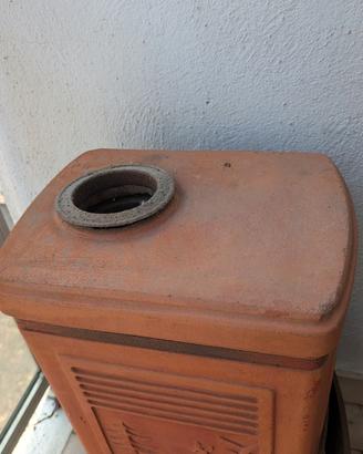 vecchia stufa in terracotta 