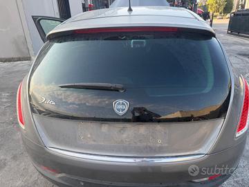 baule portellone posteriore lancia delta 2012