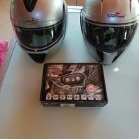 coppia caschi dotati di impianti interfono