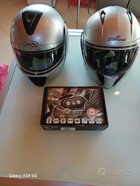 coppia caschi dotati di impianti interfono