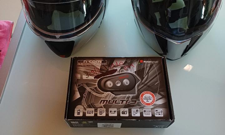 coppia caschi dotati di impianti interfono