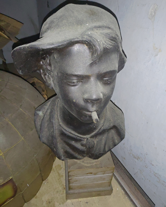 Scultura in bronzo "scugnizzo con sigaretta"