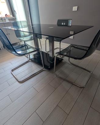 Tavolo e sedie moderne