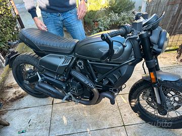 Moto Ducati scrambler nightshift