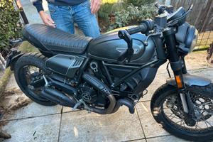 Moto Ducati scrambler nightshift