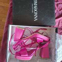 Scarpe con tacco e fili da intrecciare su gamba