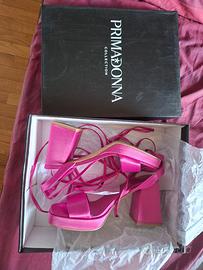 Scarpe con tacco e fili da intrecciare su gamba