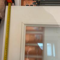 Porta scorrevole con scrigno e finiture