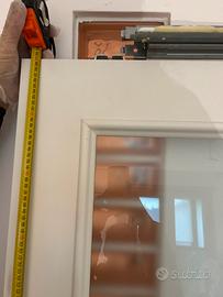 Porta scorrevole con scrigno e finiture