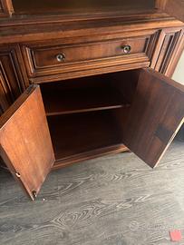 Cassettiera  credenza in legno tenuto benissimo