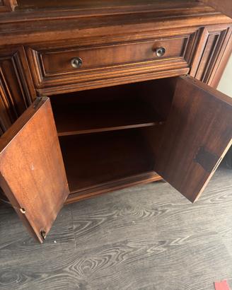 Cassettiera  credenza in legno tenuto benissimo