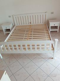 Letto a doghe e comodini in legno bianco