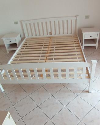 Letto a doghe e comodini in legno bianco
