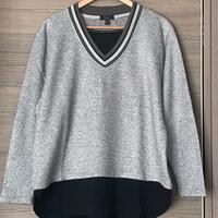 Maglione grigio con scollo a v