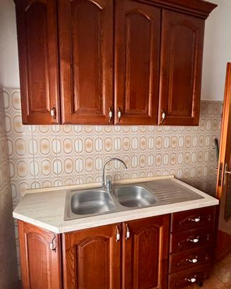 Cucina e tavolo con sedie