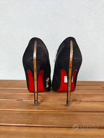 Scarpe tacco donna nere con dettagli oro