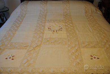 Coperta matrimoniale in lino con fiori ricamati