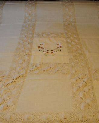 Coperta matrimoniale in lino con fiori ricamati