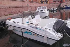 Barca con due motori