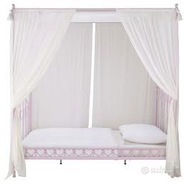 Letto a baldacchino rosa