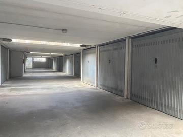 Privato affitta garage