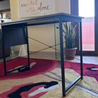 Scrivania con tasca portaoggetti