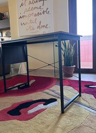 Scrivania con tasca portaoggetti