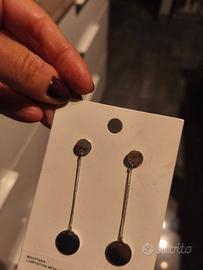 Orecchini sottili pendenti.