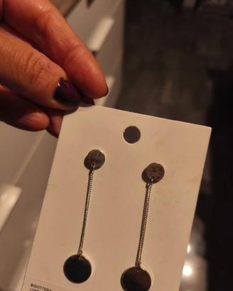 Orecchini sottili pendenti.