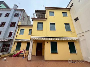 Casa singola con corte privata e accesso carrabile