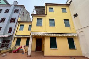 Casa singola con corte privata e accesso carrabile