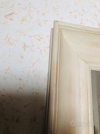 Specchio classico in legno con dettagli dorati