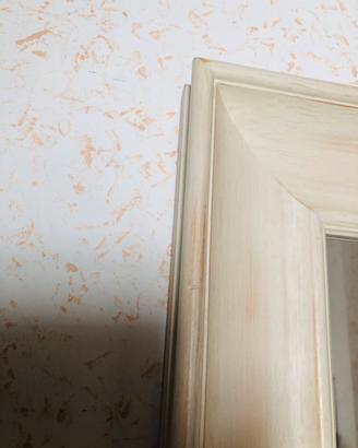 Specchio classico in legno con dettagli dorati