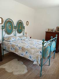 Antico Letto Matrimoniale in Ferro Dipinto a Mano
