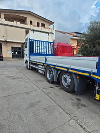 Man con cassone e rampe di carico