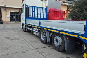 Man con cassone e rampe di carico