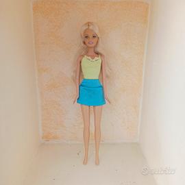 Barbie Fashionistas Bionda – Top Verde & Gonna Blu