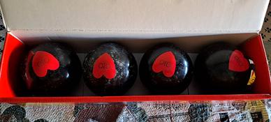 4 bocce con scritta a cuore