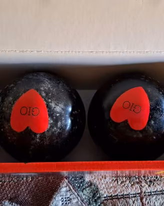 4 bocce con scritta a cuore